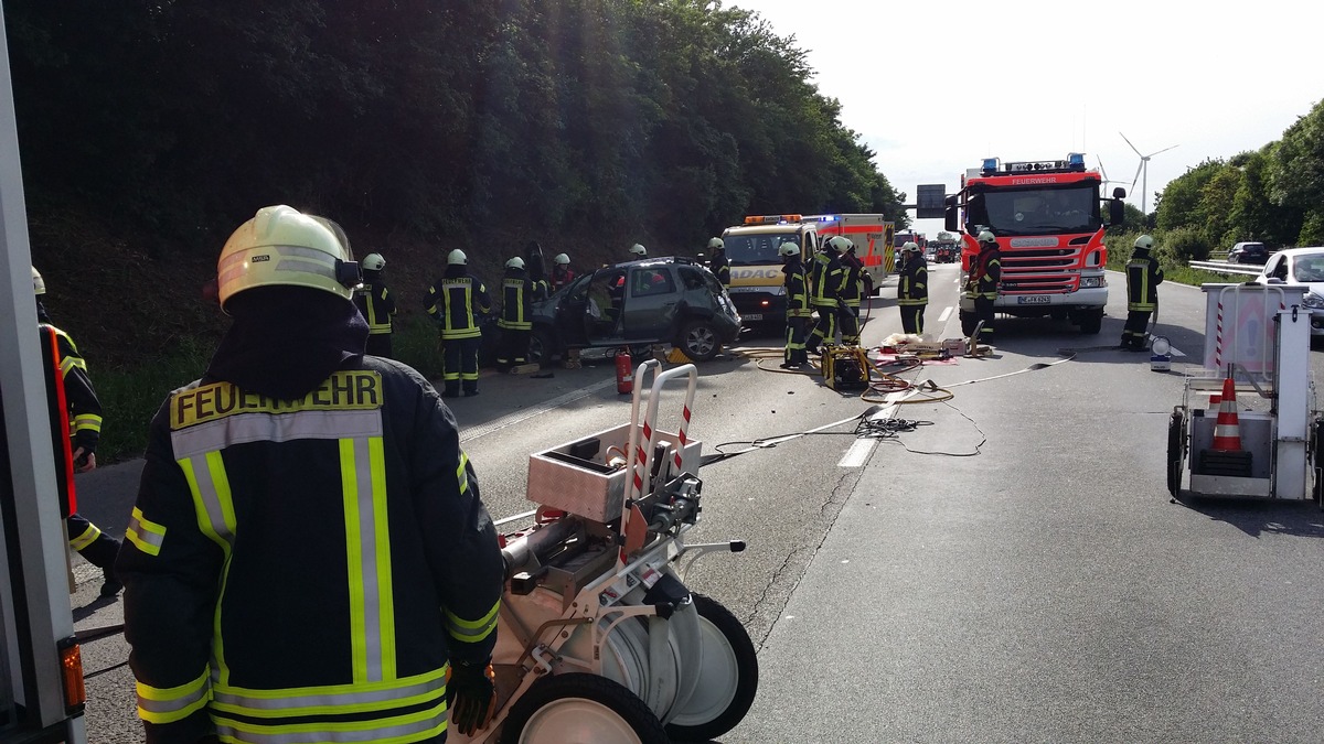 FW-NE: Zwei Verletzte bei einem Verkehrsunfall auf der BAB 52