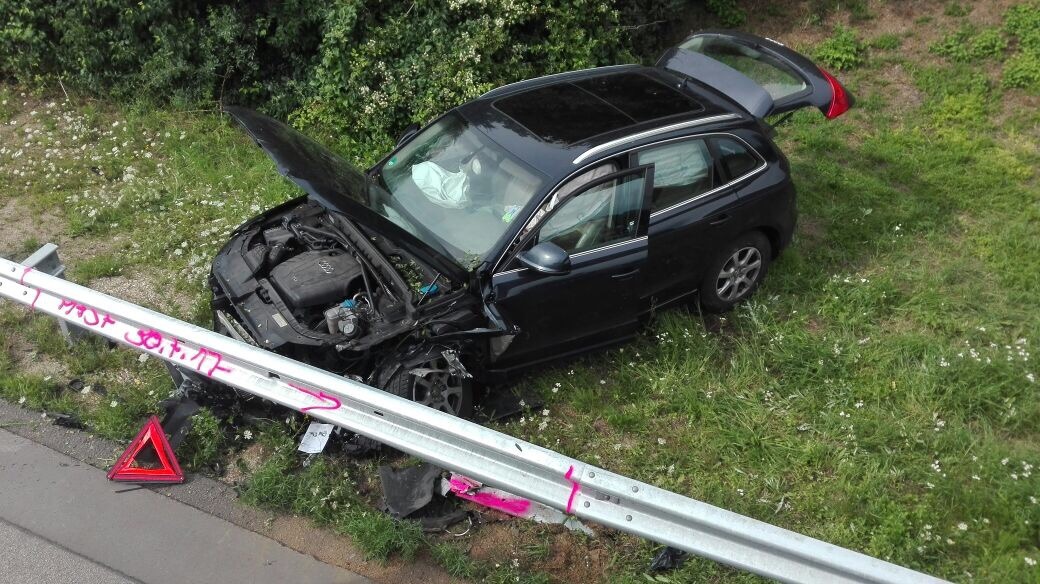 POL-VDMZ: Drei leichtverletzte bei Unfall auf der A61 - Einsatz des Rettungshubschraubers