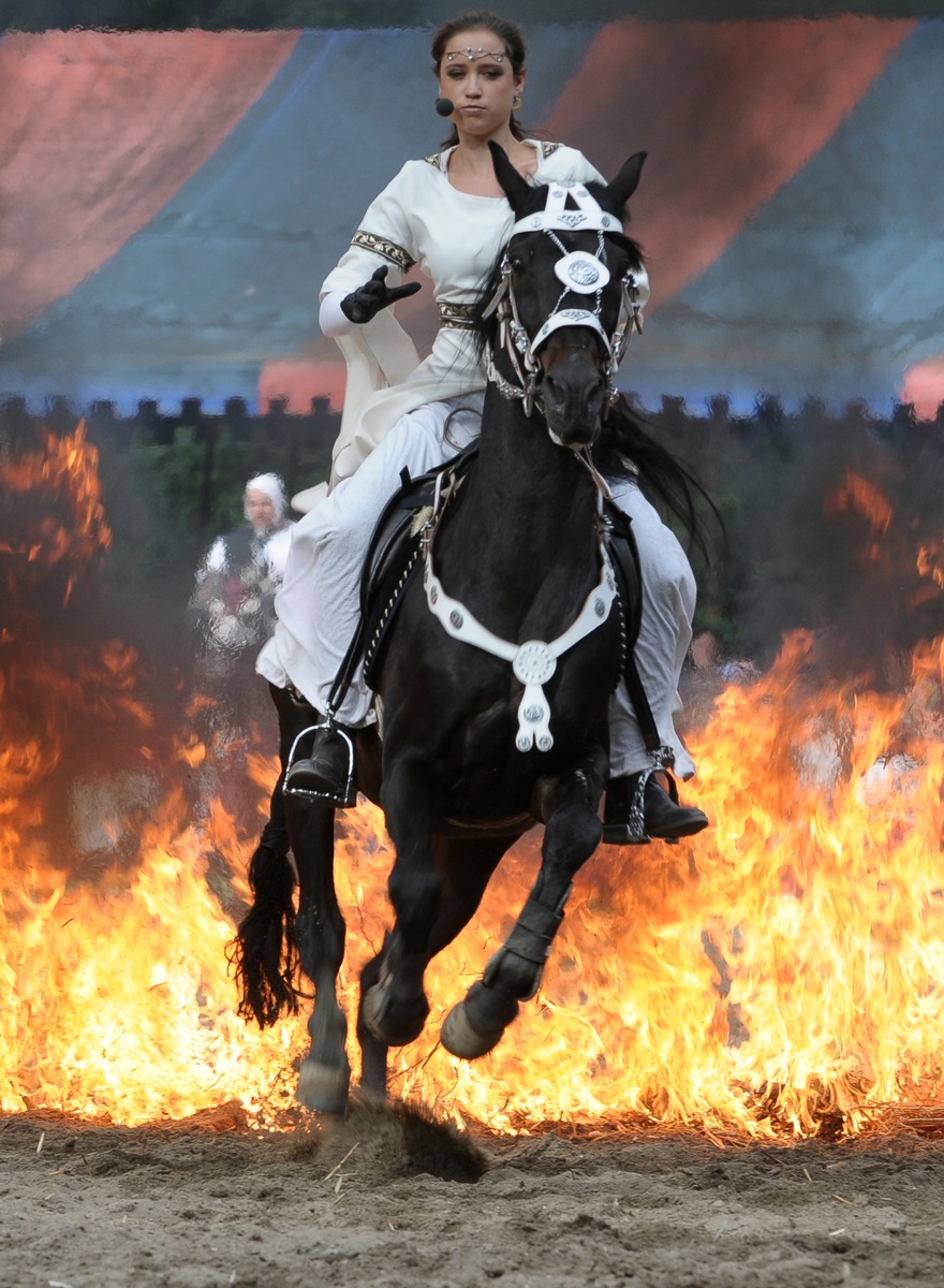 Neue Nacht- und Feuershow bei den Ritterspielen - Burg Satzvey unterstützt &quot;RTL - Wir helfen Kindern&quot; (mit Bild)