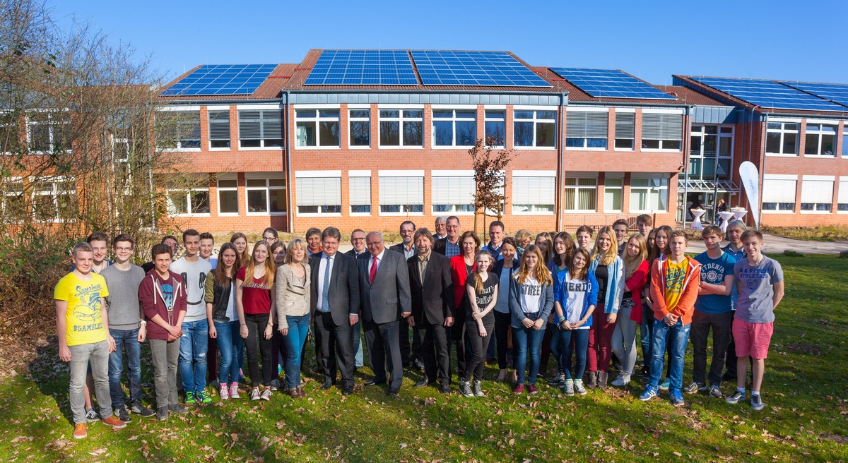 Gemeinde Holzwickede pachtet Photovoltaikanlage von RWE / Neues Energiewendeprodukt für Kommunen / Pachtvertrag läuft über 18 Jahre (FOTO)