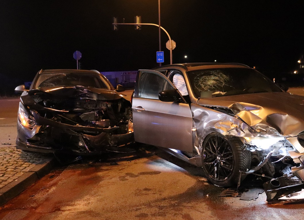 POL-HF: Verkehrsunfall im Kreuzungsbereich - Vier Personen leicht verletzt