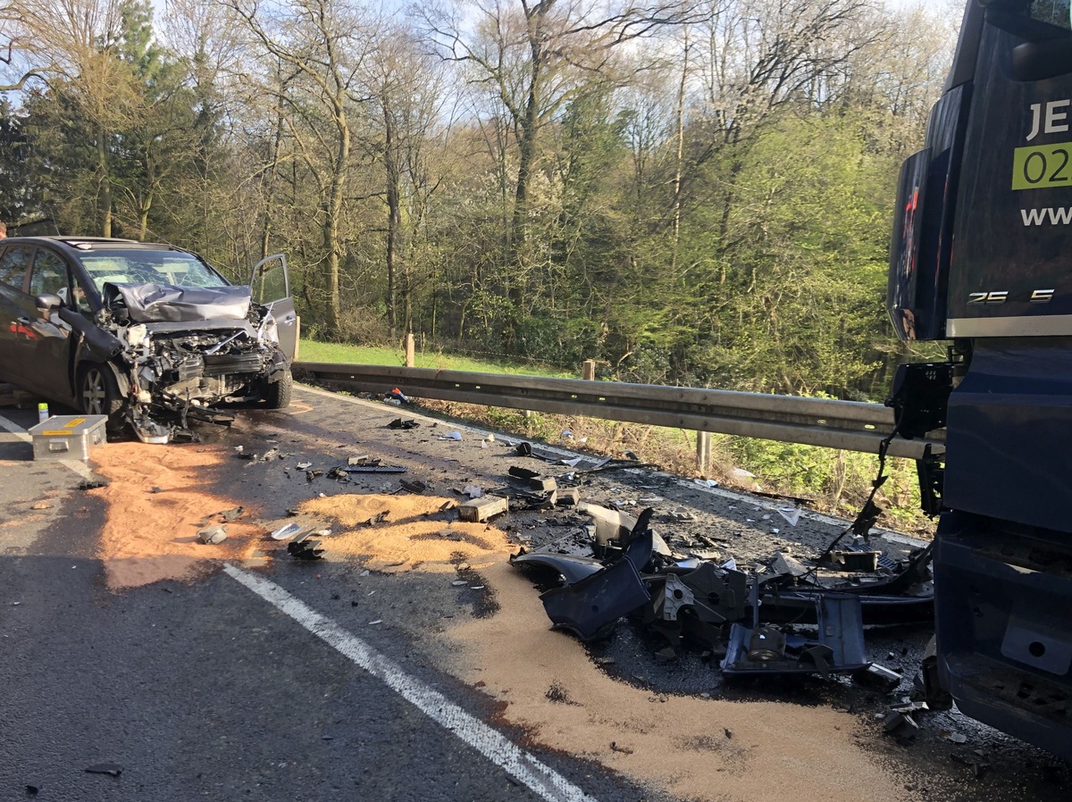 FW-GL: Schwerer Verkehrsunfall im Stadtteil Herkenrath von Bergisch Gladbach fordert zwei Todesopfer