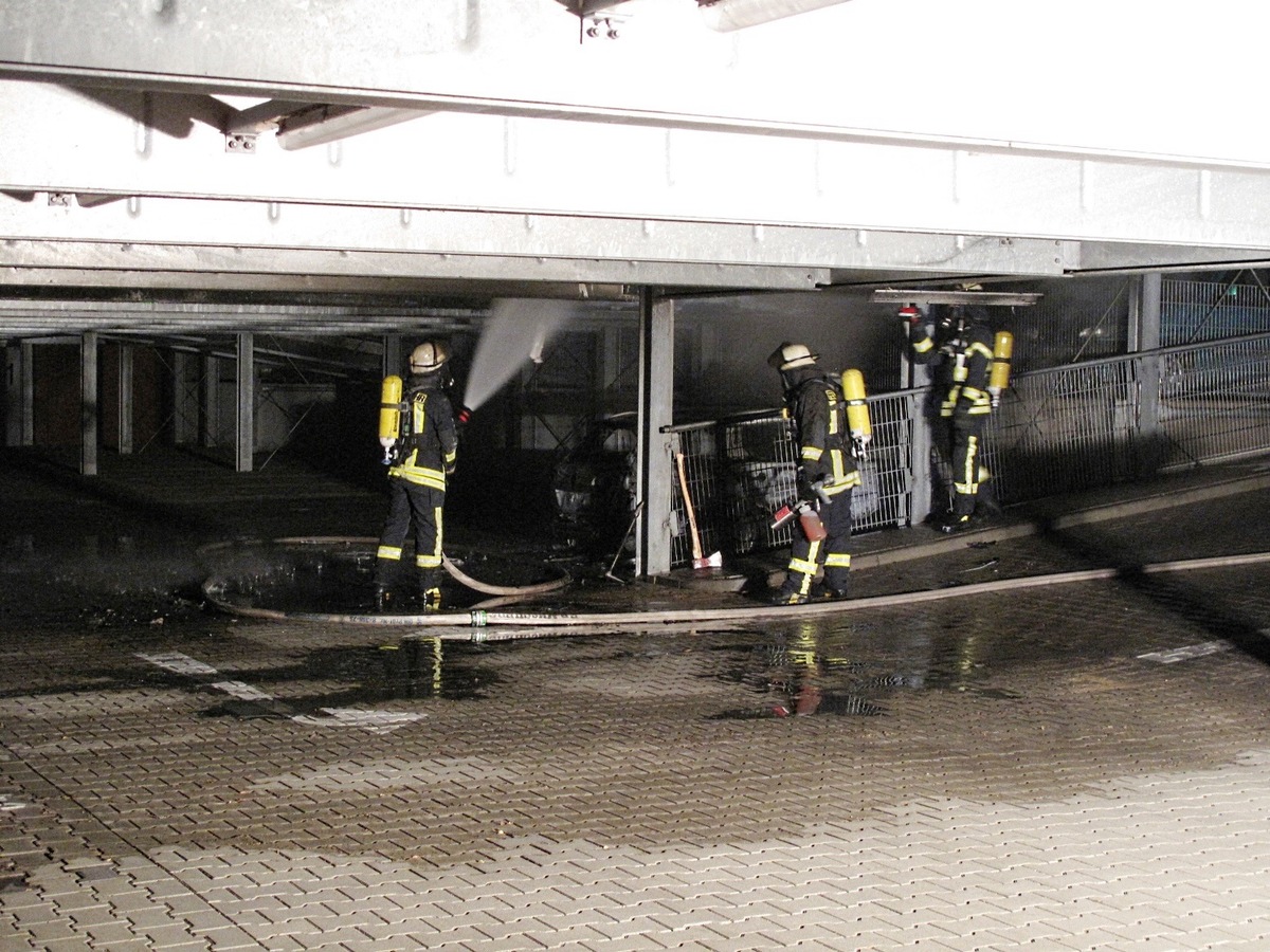 FW-AR: Parkhaus in Arnsberg-Neheim nach PKW-Brand vorläufig gesperrt