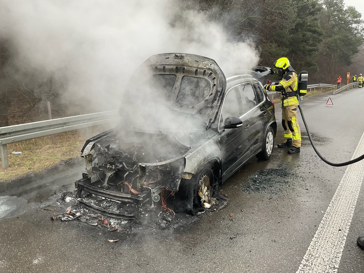 FW Alpen: Einheiten aus Alpen und Veen bekämpfen Pkw Brand auf der A57