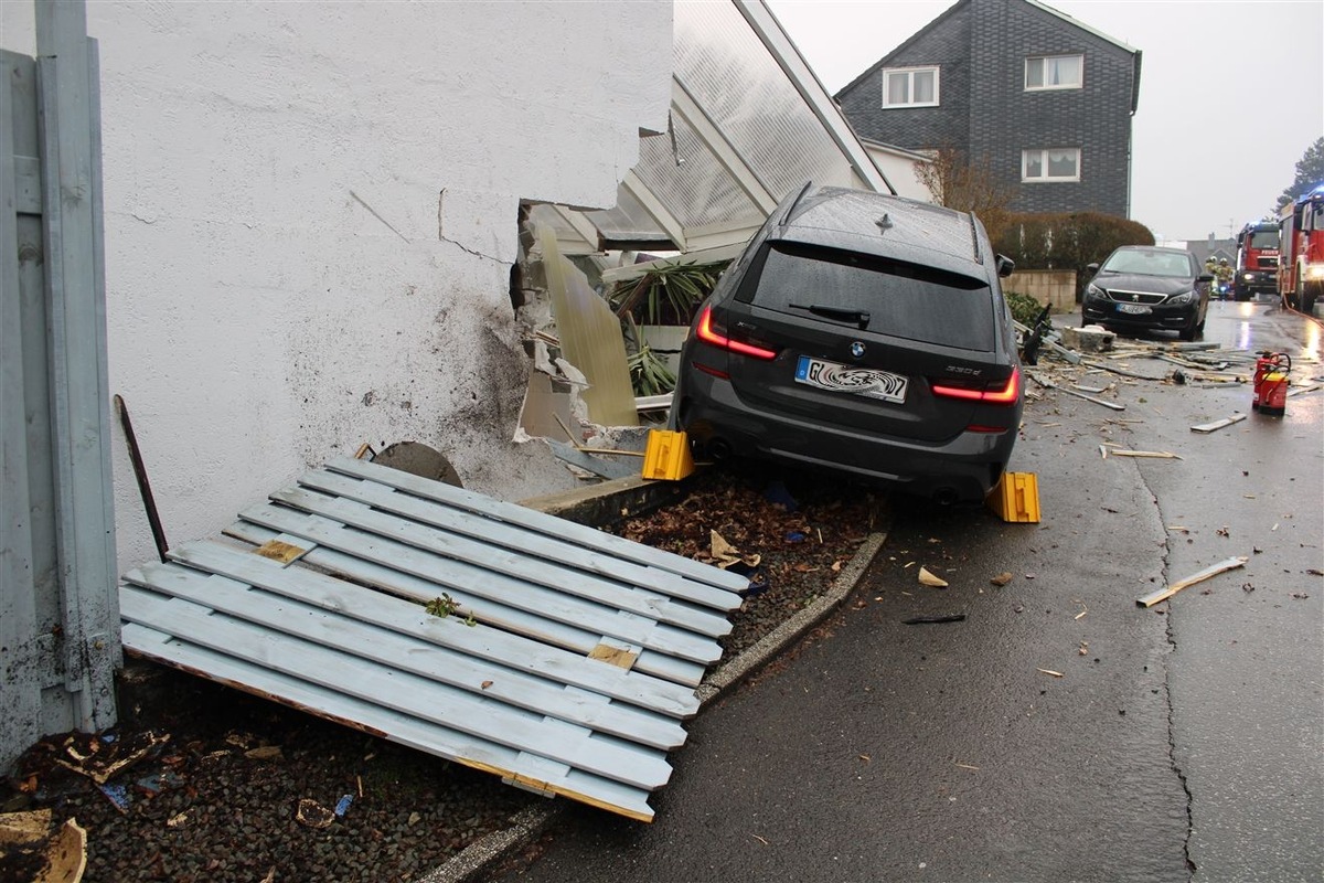 POL-RBK: Wermelskirchen - Pkw rast in eine Hauswand: Einsturzgefahr