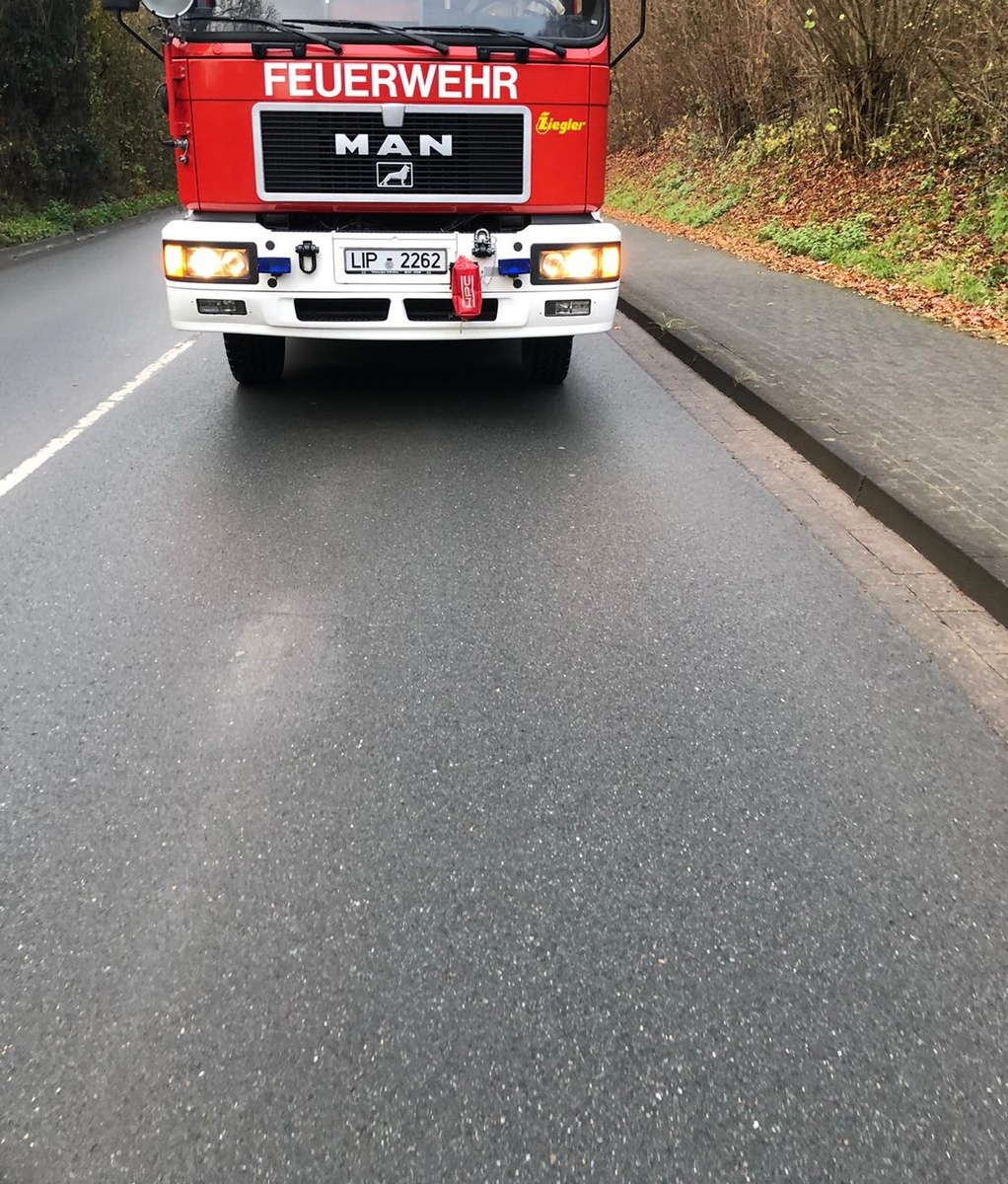 FW Lügde: Feuerwehr Lügde beseitigt Ölspur