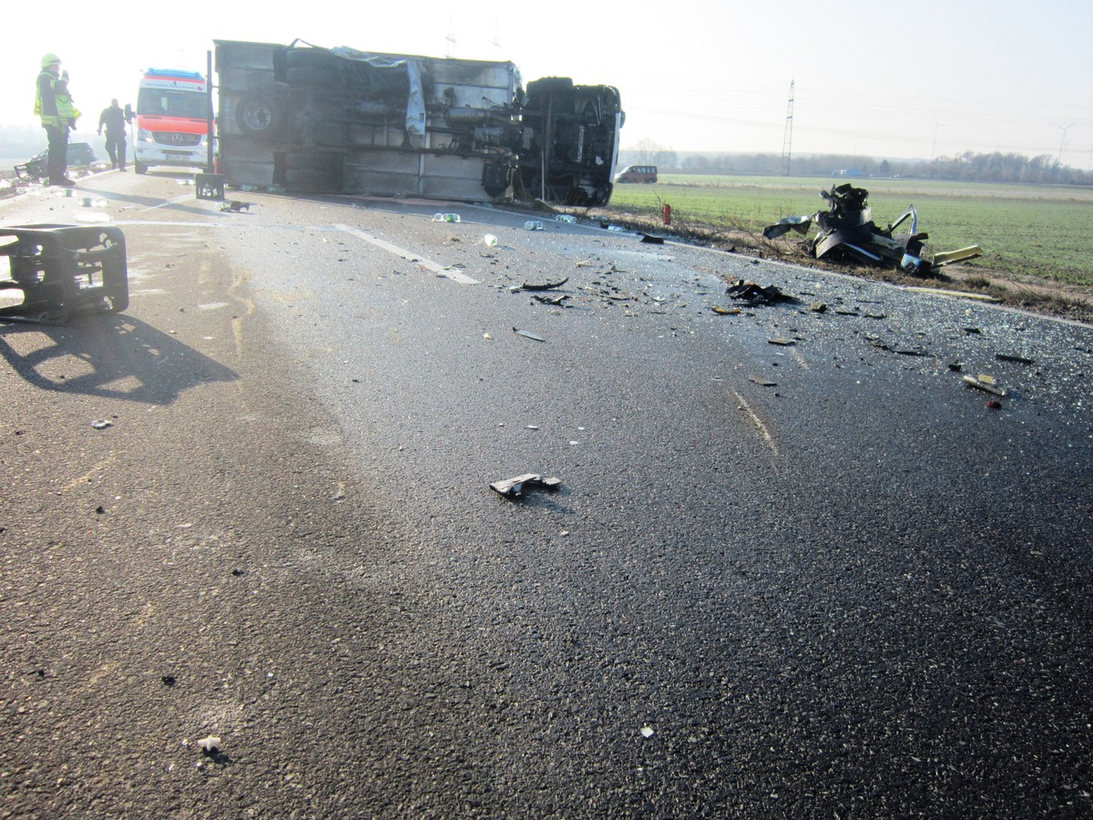 POL-PDWO: Frontalzusammenstoß - LKW umgekippt, L439 voll gesperrt