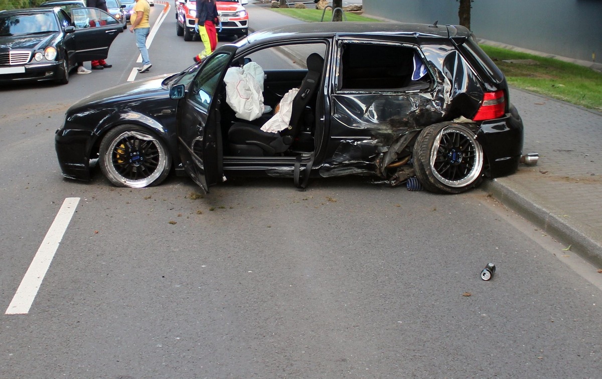 POL-OE: Unfall mit drei Leichtverletzten auf Kölner Straße