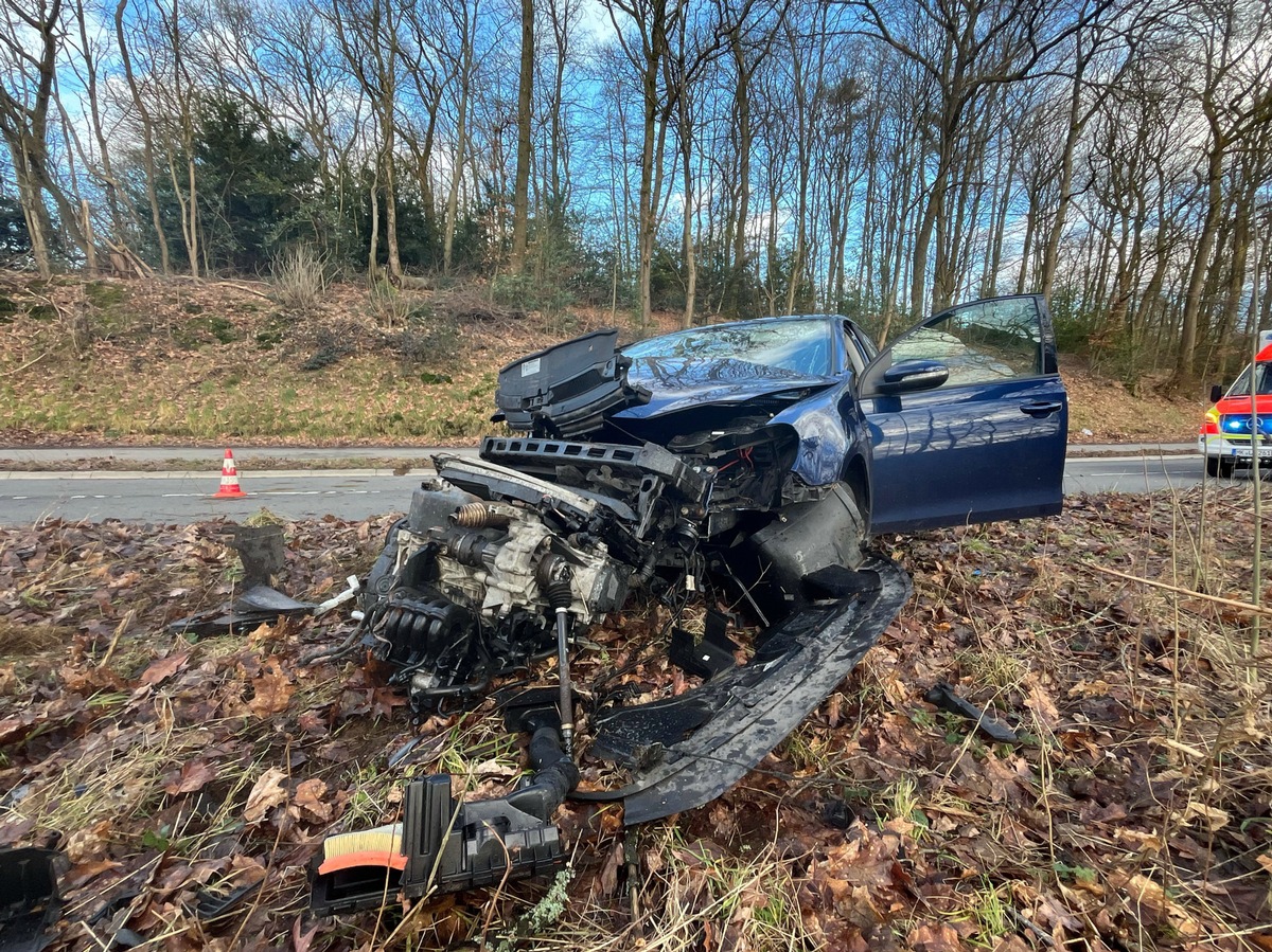 POL-GM: Nach Ausweichmanöver mit Baum kollidiert - Zeugen gesucht