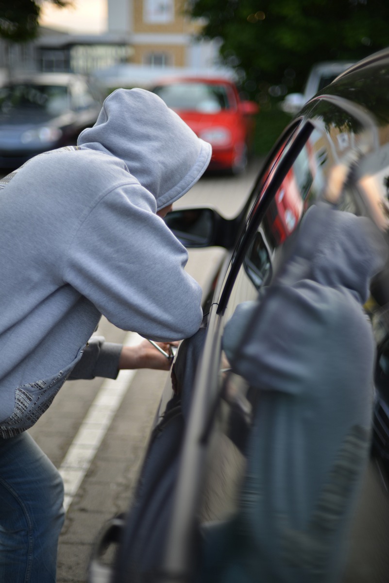 POL-NE: Autoaufbruch in Korschenbroich - Unbekannte schlugen Seitenscheibe ein