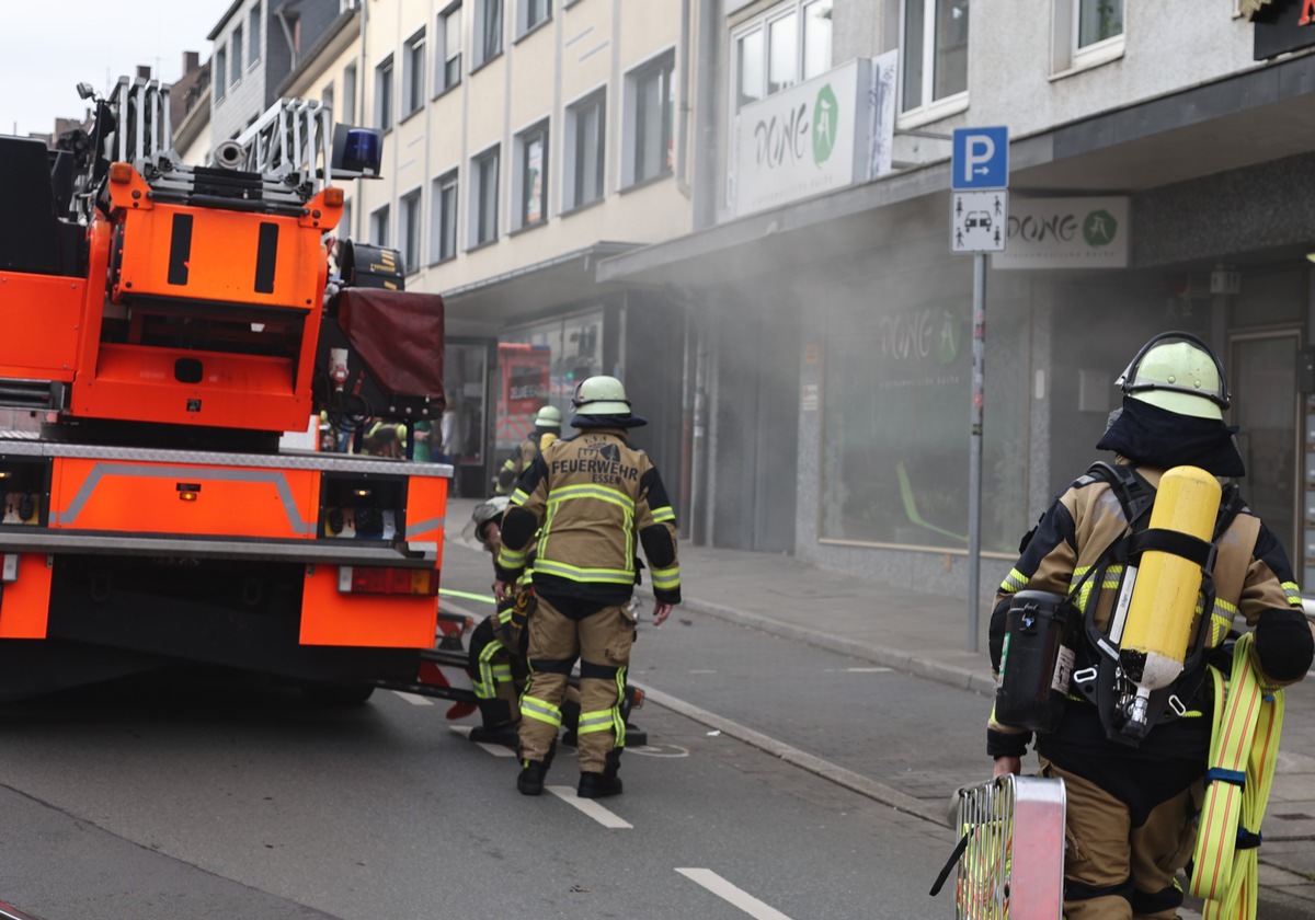 FW-E: Küchenbrand in einem asiatischen Restaurant - keine Verletzten