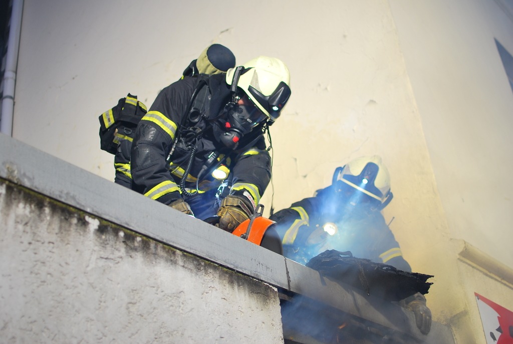 FW-MK: Feuer im Hinterhof - 3 Personen verletzt