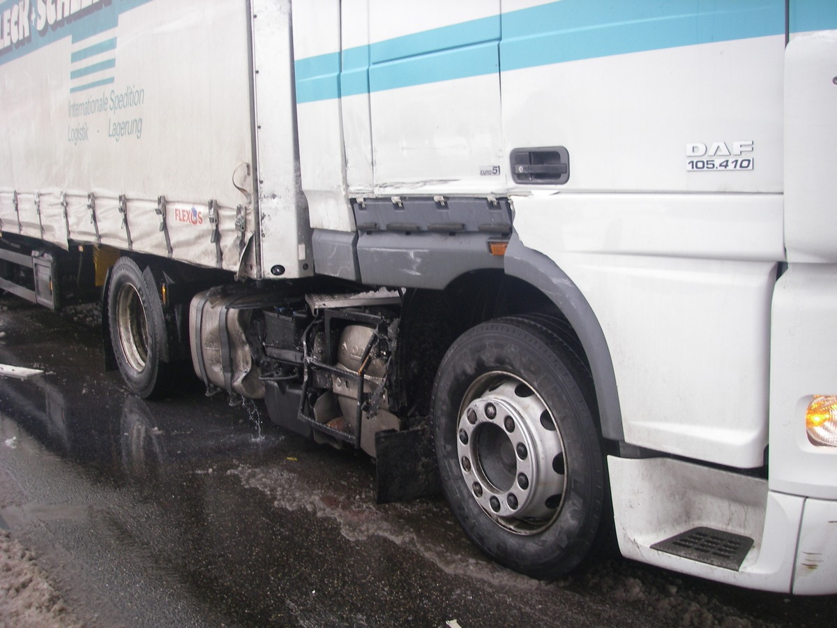 POL-DN: Sattelzug wurde von anderem Lkw gerammt