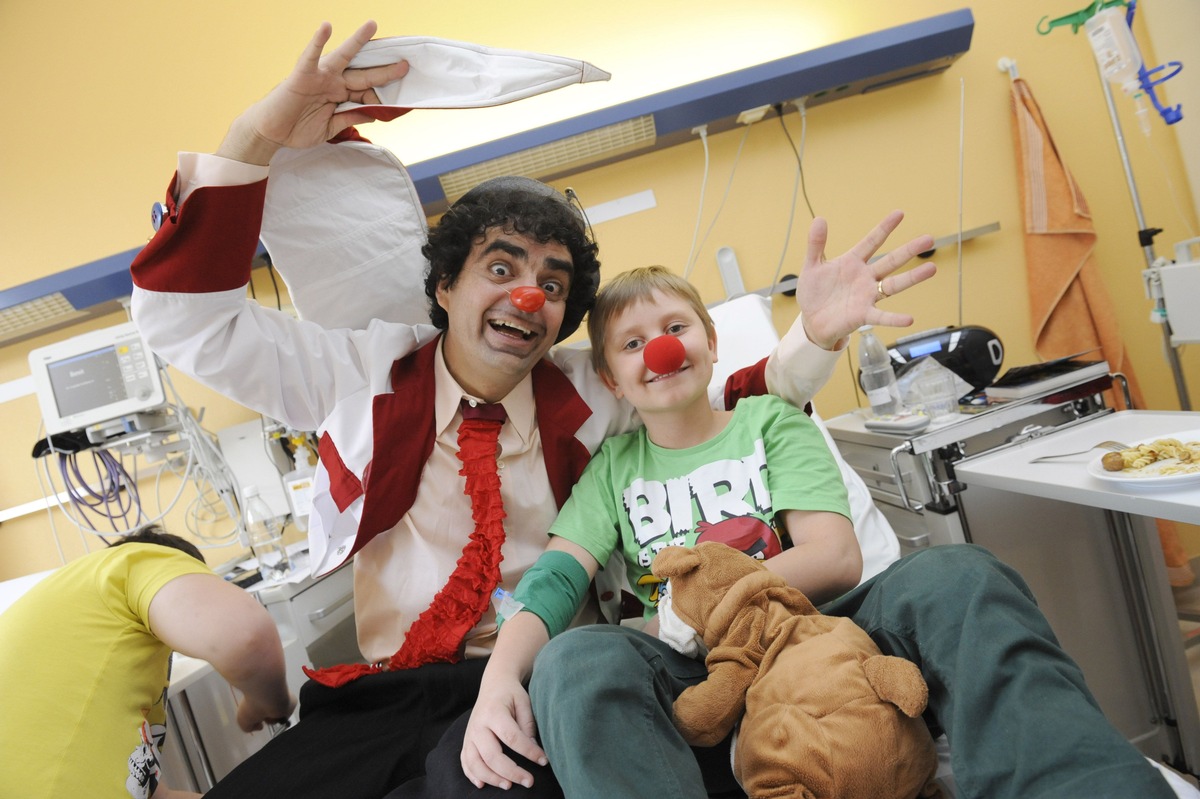 Rolando Villazón besucht als Clown Flüchtlinge im Flughafen Tempelhof