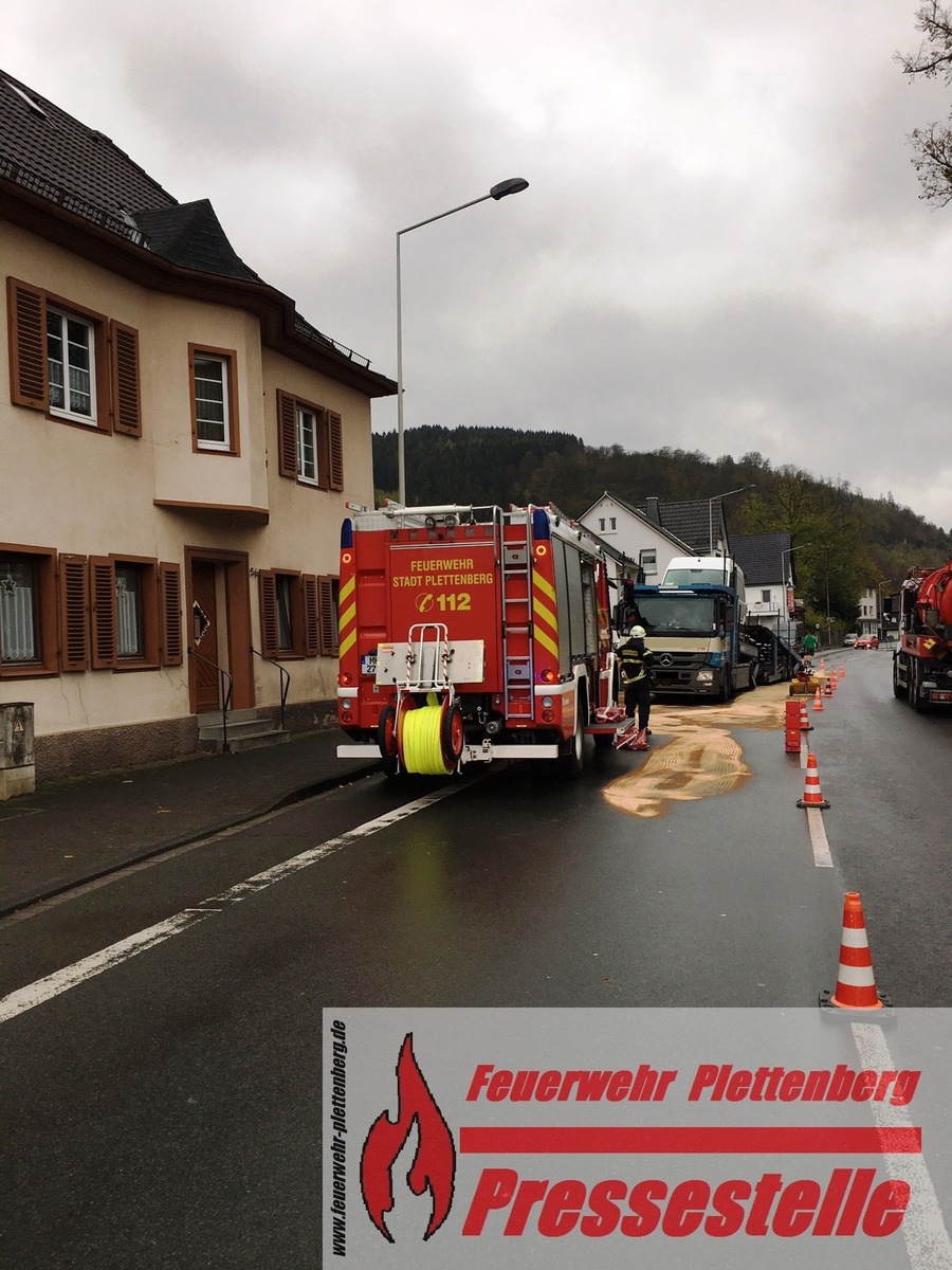 FW-PL: OT-Ohle. Autotransporter erleidet Achsbruch. Feuerwehreinsatz und Bergungsarbeiten führen zu Verkehrsbehinderungen auf der B236.