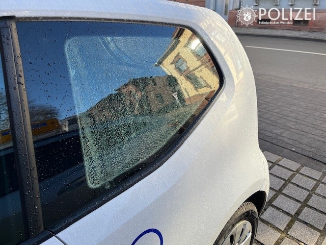 POL-PPWP: Unbekannte beschädigen Auto