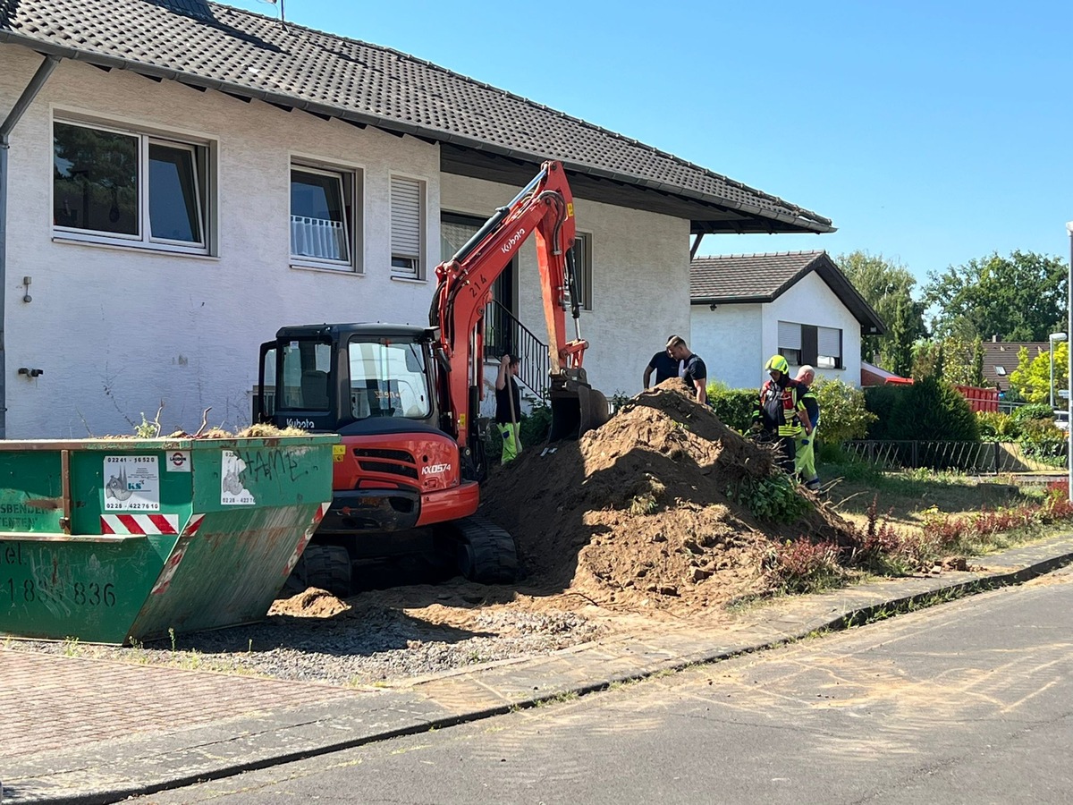 FW Sankt Augustin: Gasleitung bei Baggerarbeiten beschädigt - Gas tritt aus