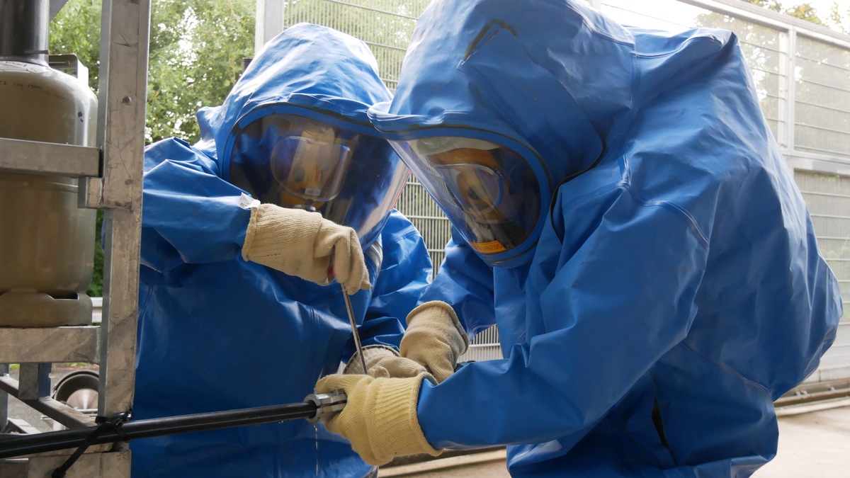 FW Celle: Chemie- Strahlenschutzzug der Feuerwehr Celle übt den Ernstfall in Baumarkt