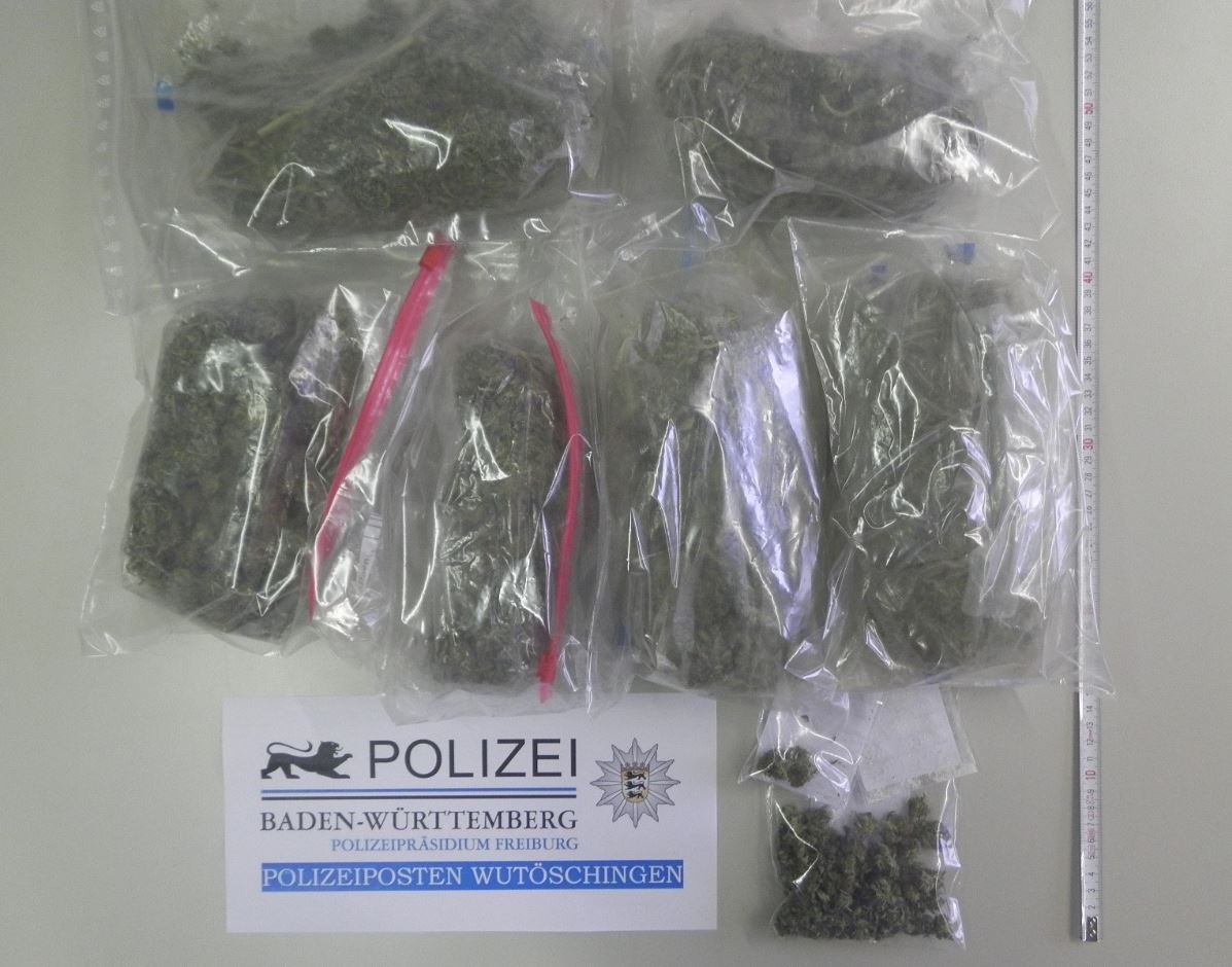 POL-FR: Wutöschingen: Halbes Kilo Marihuana bei Durchsuchung gefunden - Tatverdächtiger kommt unter Drogeneinfluss stehend angefahren