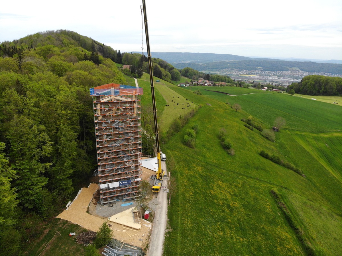 Ein 35,6 m hoher Aussichtsturm am Mutschellen