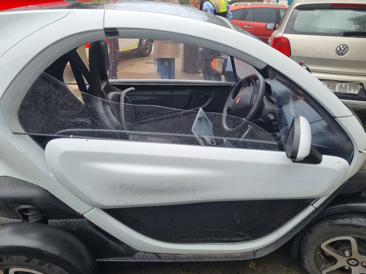 POL-BI: Fahrer aus Twizy geschleudert