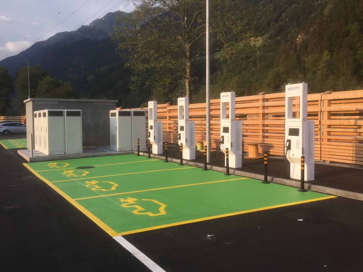 L&#039;Area di servizio San Gottardo fornisce energia rinnovabile urana ai veicoli elettrici