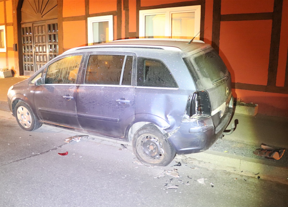 POL-HX: Parkenden Opel am Straßenrand angefahren