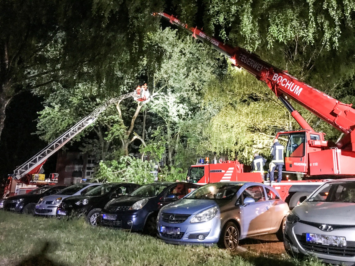 FW-BO: Nächtlicher Einsatz des Bochumer Feuerwehrkrans