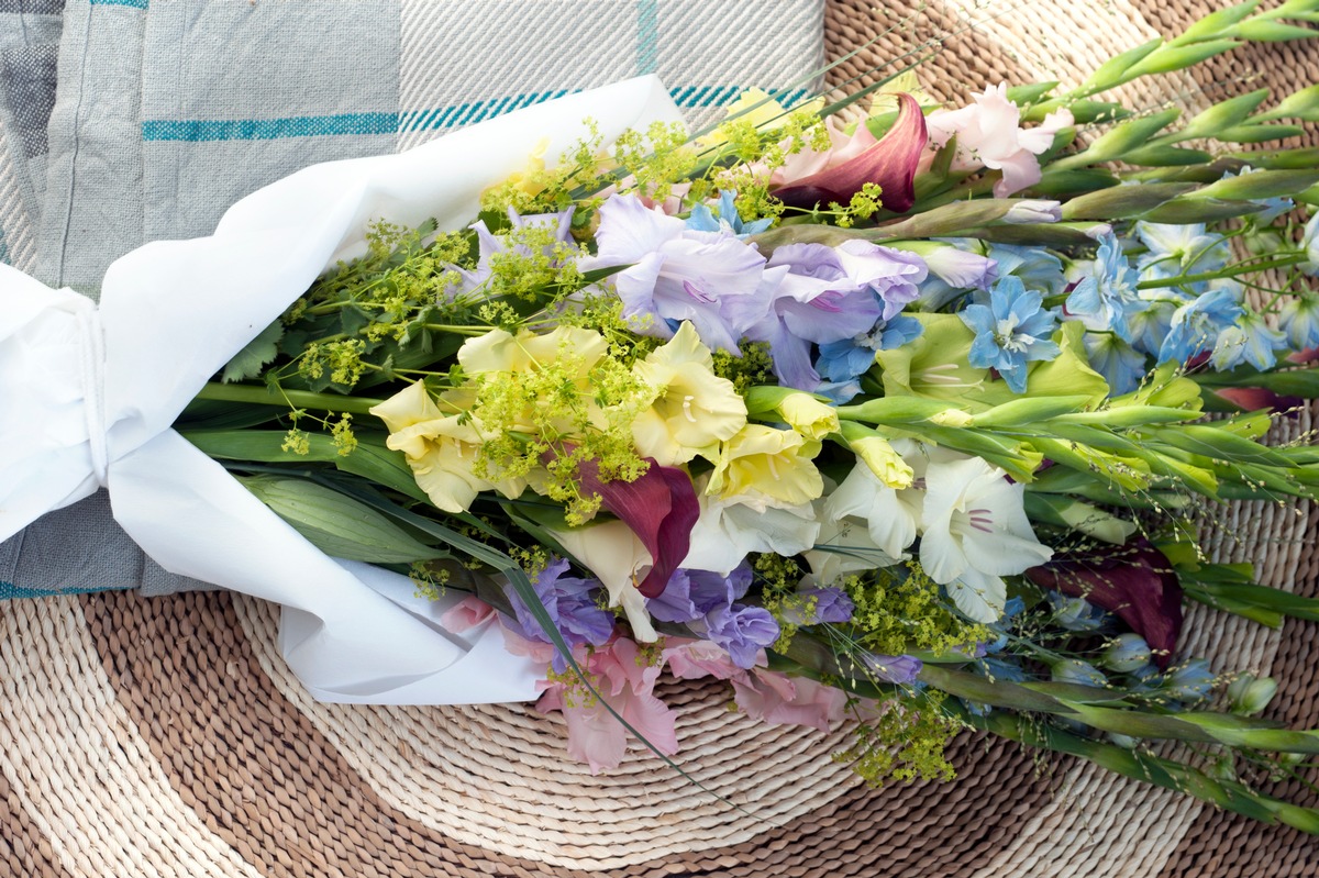 Farbenfrohes Sommerfeeling mit der Gladiole / Wahre Schönheit in der Vase