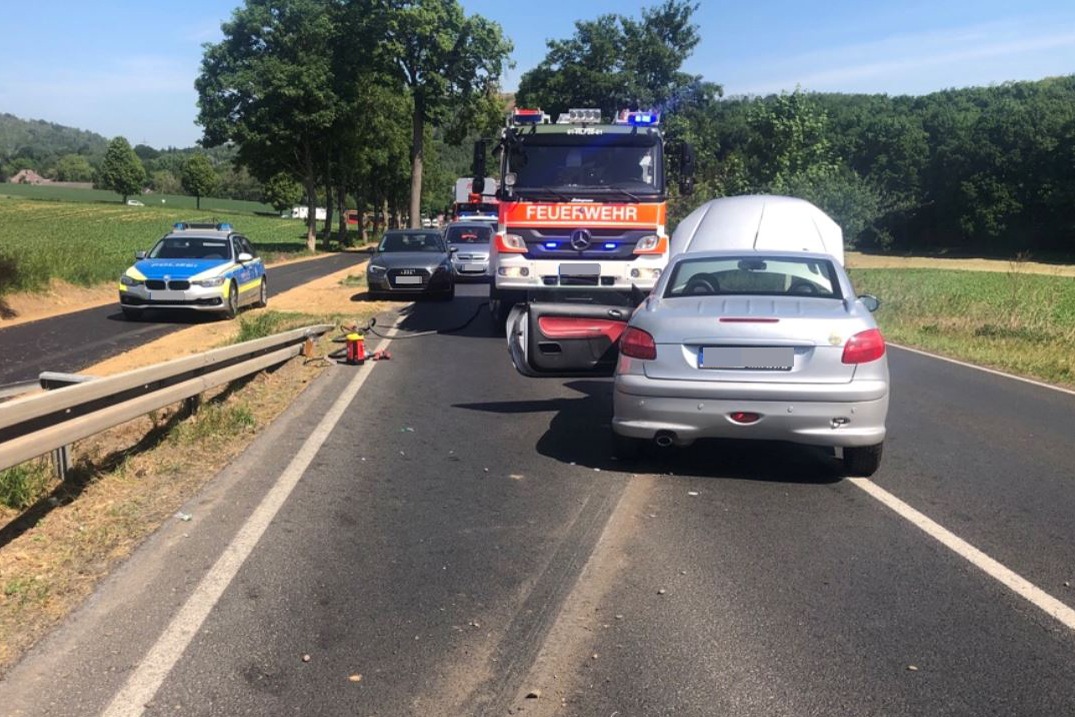 POL-AC: Verkehrsunfall auf der B 57 - Auto fährt in entgegenkommenden Pkw