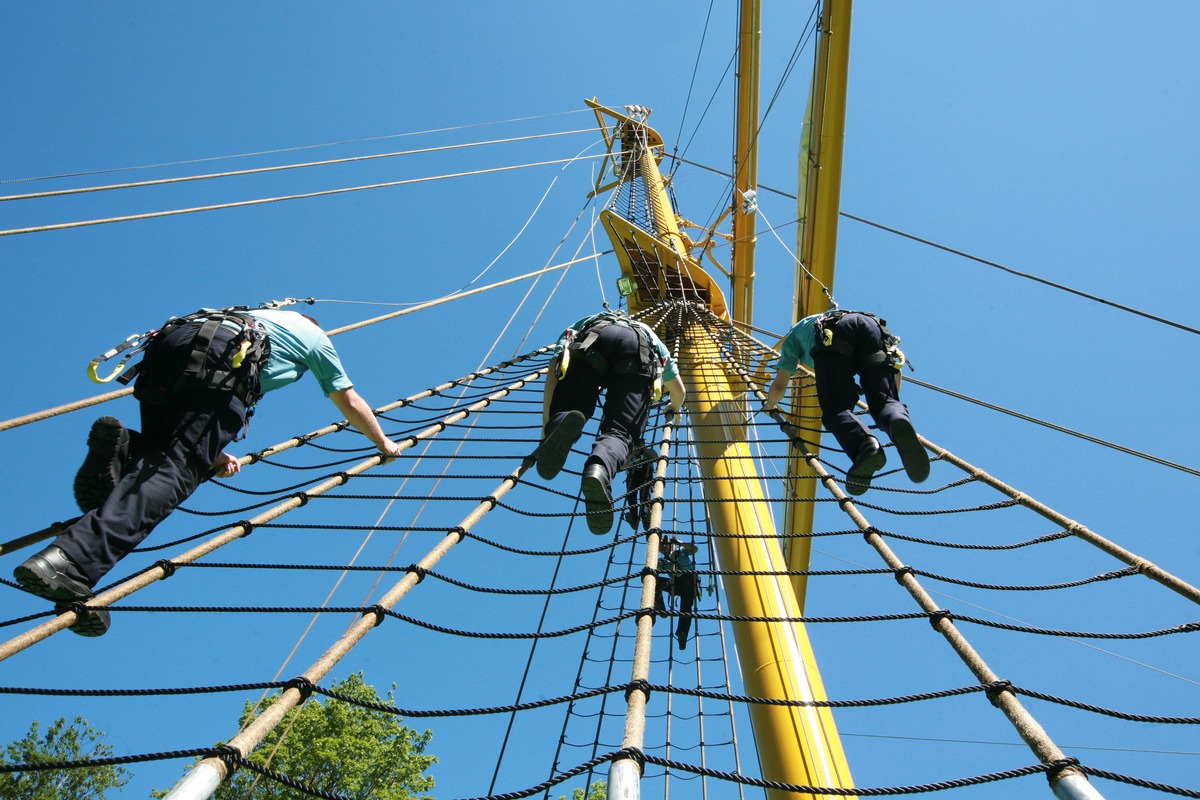 Training in Mast und Takelage Marineschule Mürwik Ausbildung am neuen Übungsmast (BILD)