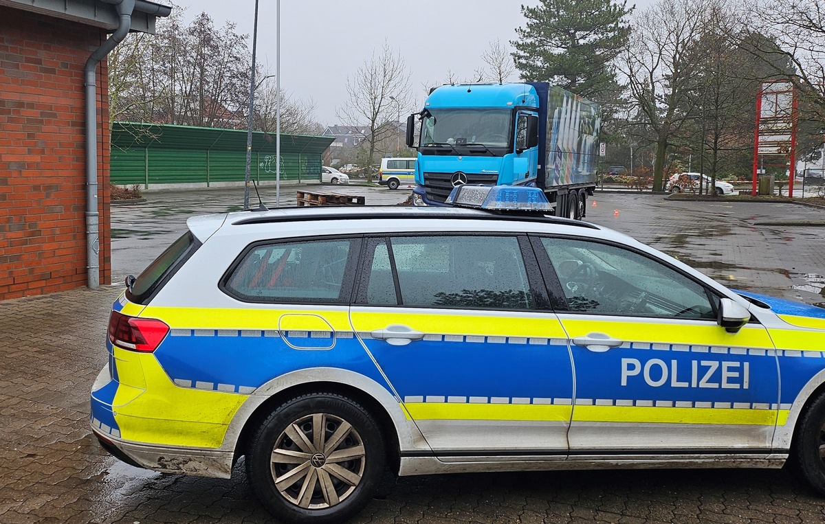 POL-CUX: Tödlicher Verkehrsunfall in Cuxhaven - Seniorin wird von LKW erfasst (Foto im Anhang)