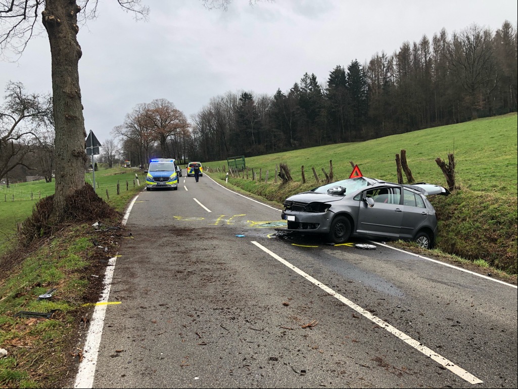 POL-GM: 070221-0089: 20-Jährige prallt gegen Baum und überschlägt sich