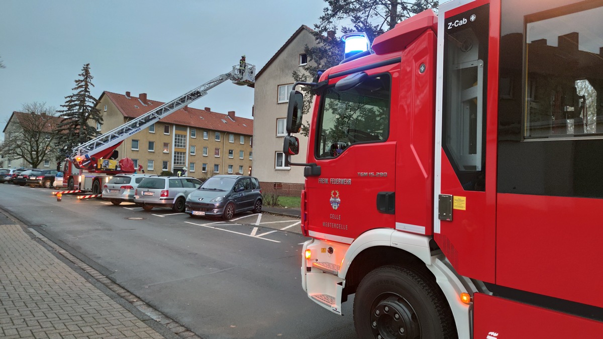 FW Celle: Rauchentwicklung aus Dachbereich