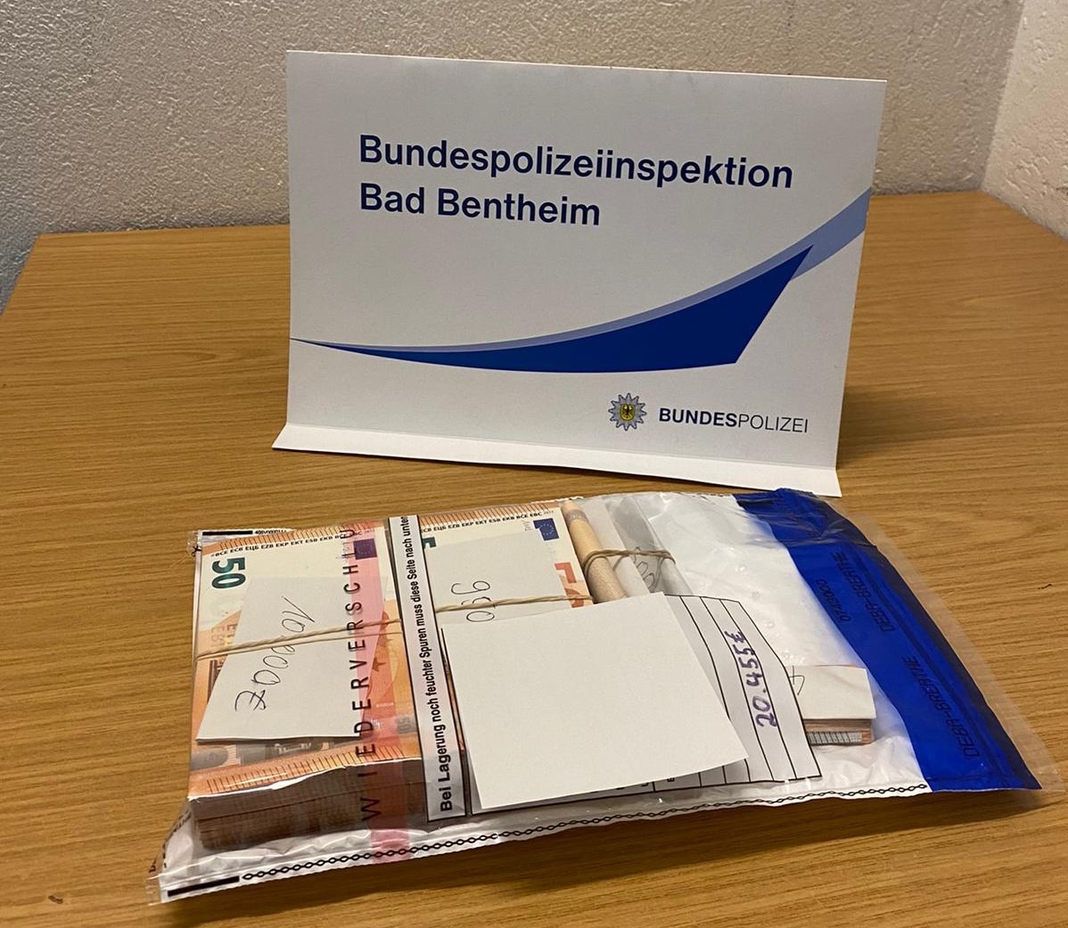 BPOL-BadBentheim: Verdacht der Geldwäsche / Bundespolizei stellt 20.000 Euro sicher