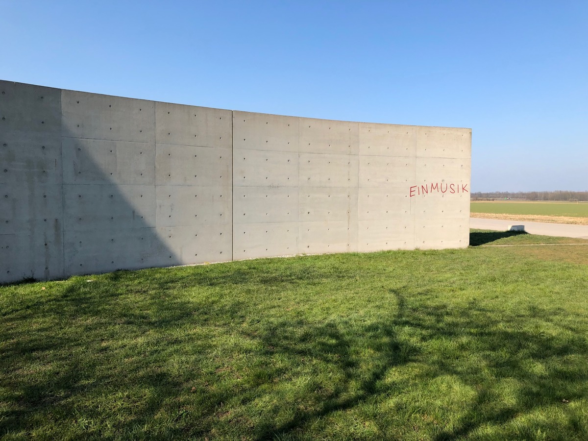 POL-NE: Rote Schriftzüge auf dem Gelände der Raketenstation Hombroich beschäftigen die Polizei