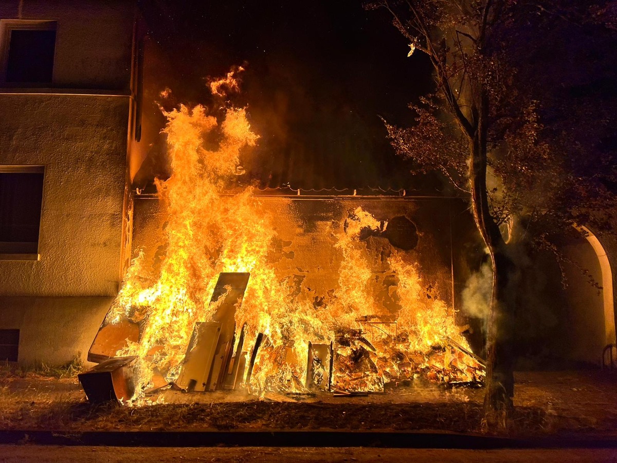 FW Celle: Flammenüberschlag auf Gebäude in Celle