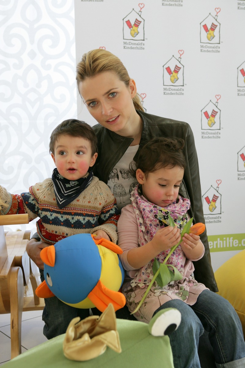 Eva Padberg wird Schirmherrin der McDonald&#039;s Kinderhilfe Stiftung / Das Topmodel engagiert sich im Ronald McDonald Haus Berlin für Familien schwer kranker Kinder (mit Bild)