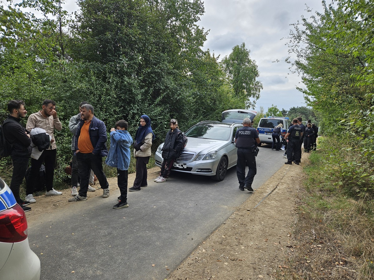 BPOLI C: Gemeinsame Pressemitteilung der Bundespolizeiinspektionen Chemnitz und Ebersbach: Schleuser brachte 30 Migranten mit einem Transporter nach Deutschland