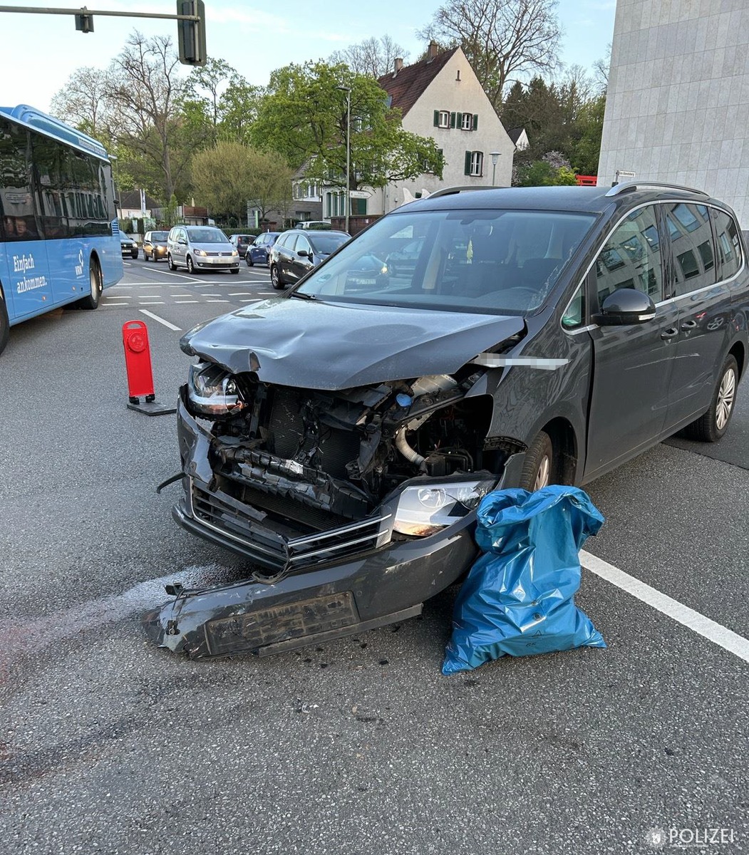 POL-PPWP: Unfall: Über rote Ampel gefahren