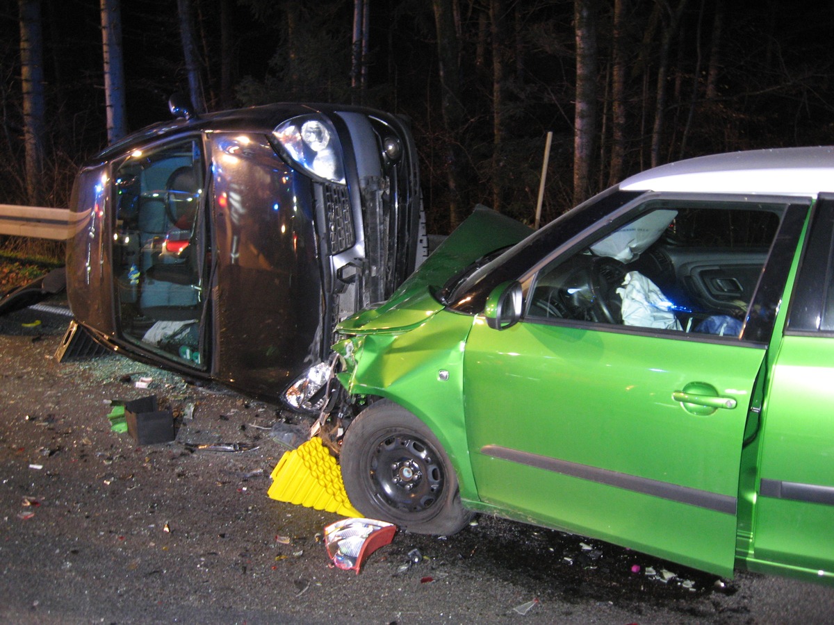 KFV-CW: Schwerer Verkehrsunfall auf der B28 mit drei Verletzten