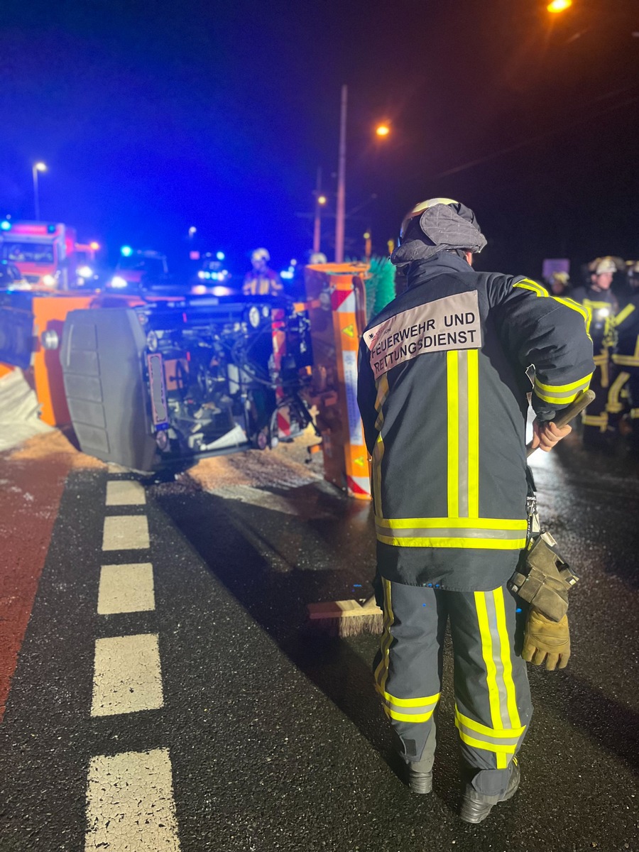 FW-BO: Umgekipptes Streufahrzeug auf der Universitätsstraße