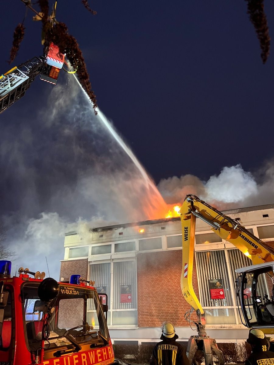 POL-HX: Feuer sorgt für einen Großeinsatz