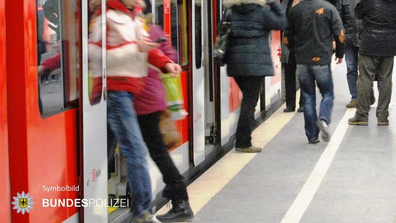 Bundespolizeidirektion München: Desinfektionsmittel in die Augen gesprüht 20-Jähriger rauchte Zigarette