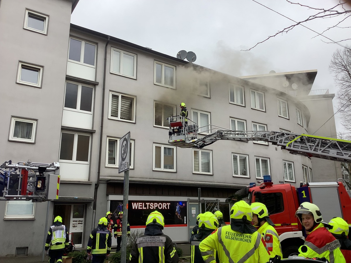 FW-GE: Einsatz in der Altstadt - Feuerwehr Gelsenkirchen löscht Brand im Schlafzimmer.