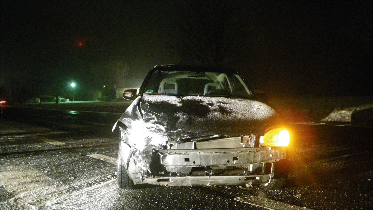 POL-DN: Entgegen kommendes Auto übersehen