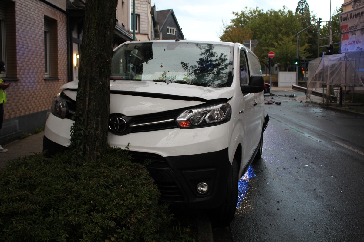 POL-ME: Ein Leichtverletzter und ein hoher Sachschaden nach Verkehrsunfall - Velbert - 2209145