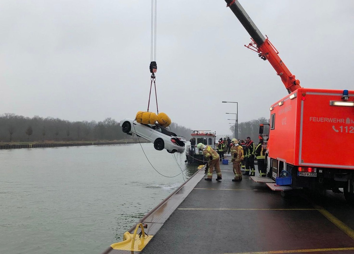 POL-COE: Lüdinghausen, Seppenrader Straße / Auto im Kanal