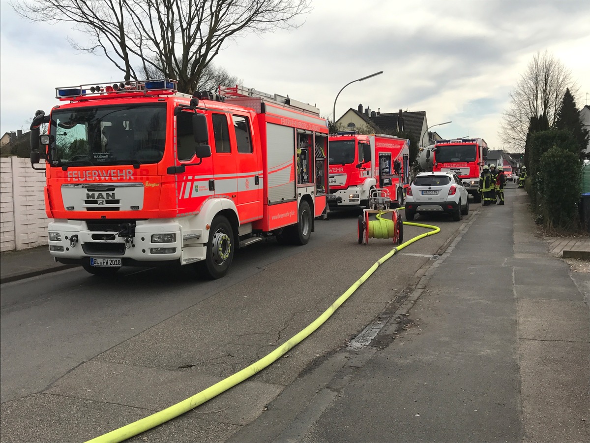 FW-GL: Feuer in einem Pelletbunker eines Einfamilienhauses im Stadtteil Hebborn von Bergisch Gladbach