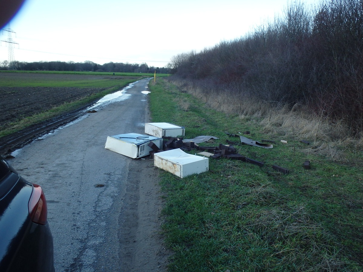 POL-DU: Bergheim/Baerl: Wer hat Nachtspeicheröfen in der Natur entsorgt?